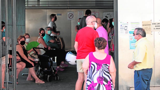 Centros de atención primaria en Sevilla: «Estamos desbordados porque no hay médicos que cubran las bajas»