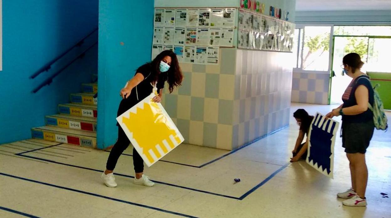 Trabajos de señalización de itnerarios en el colegio Pablo VI de Sevilla