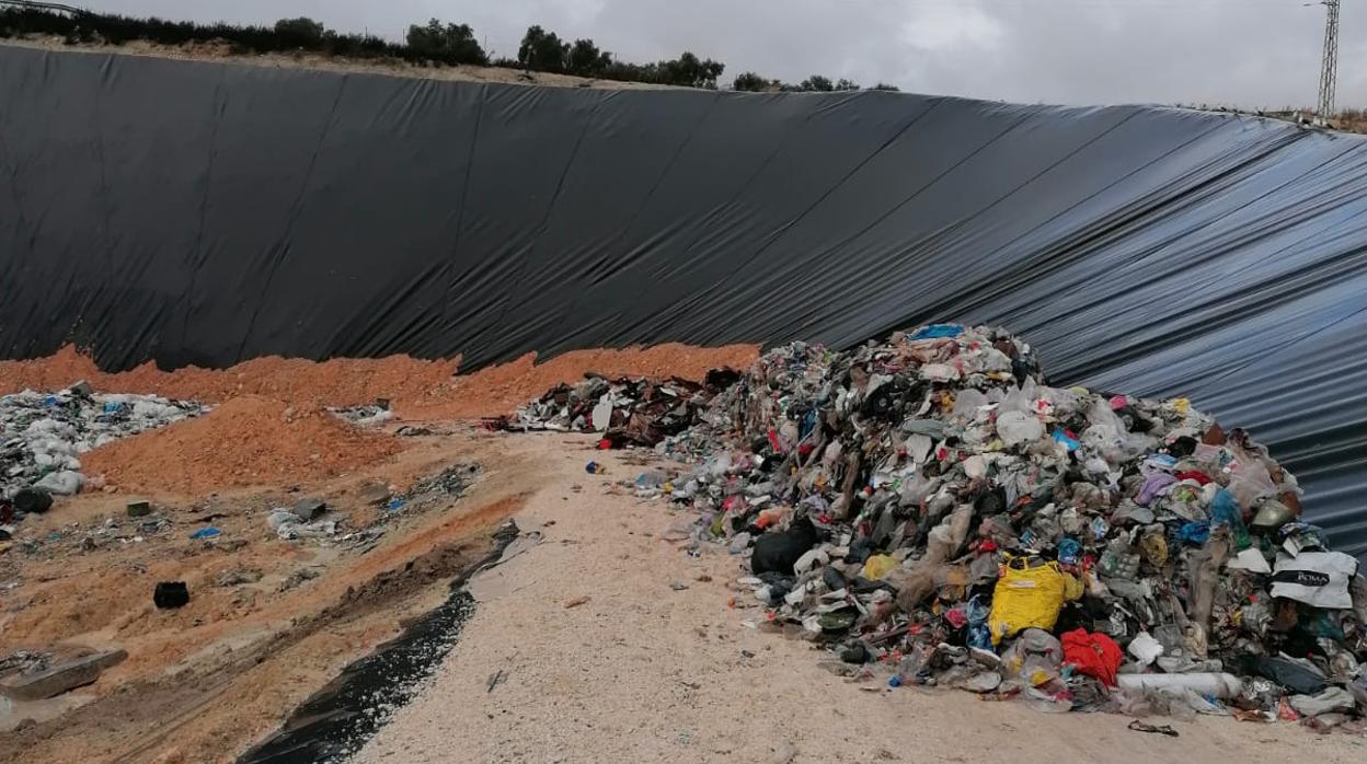 La balsa de Estepa donde se enterraba la basura sin reciclar