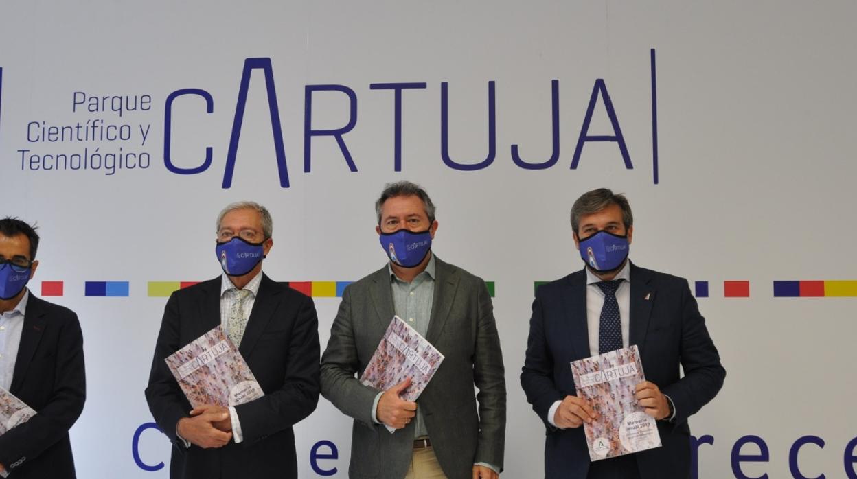 El alcade, Juan Espadas, y el consejero de Transformación Económica, Rogelio Velasco