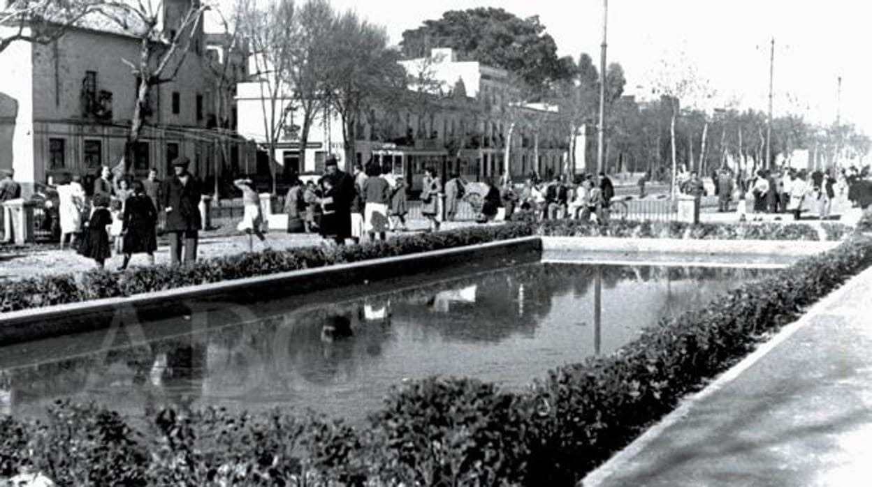 Se trata de una de las plazas más conocidas en Sevilla, que antes contaba con un estanque
