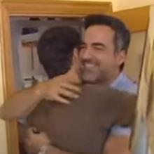 Pedro Sánchez, de espaldas, abraza a Ignacio Carnicero en un vídeo de una de sus campañas