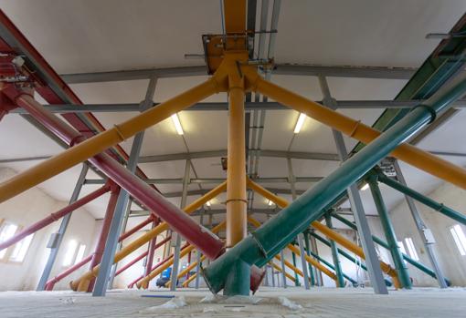 El grano se distribuye por las celdas a través de estos conductos