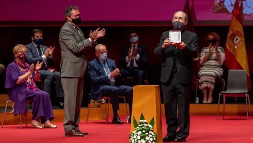 Espadas entrega a Asenjo el título de Hijo Adoptivo de Sevilla
