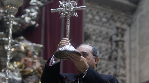 El Lignum Crucis de la Vera Cruz presidió el rezo del Vía Crucis de la Fe