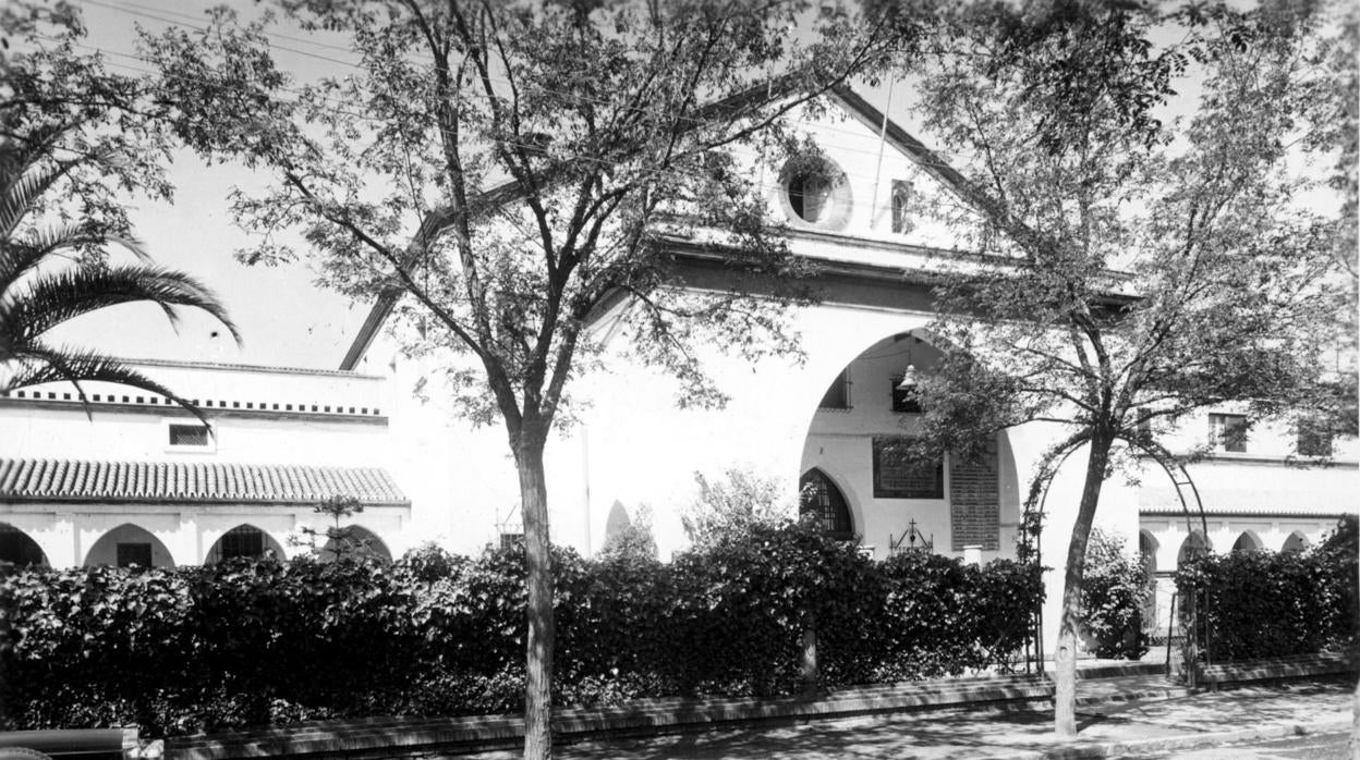 Fachada principal del Hospital de la Cruz Roja