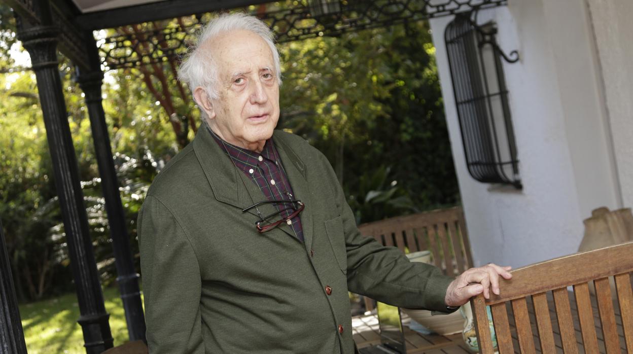 Javier Aracil, en el jardín de su vivienda