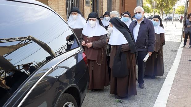 «Estamos mejor y la hermana de la Cruz que ha muerto no es por coronavirus»