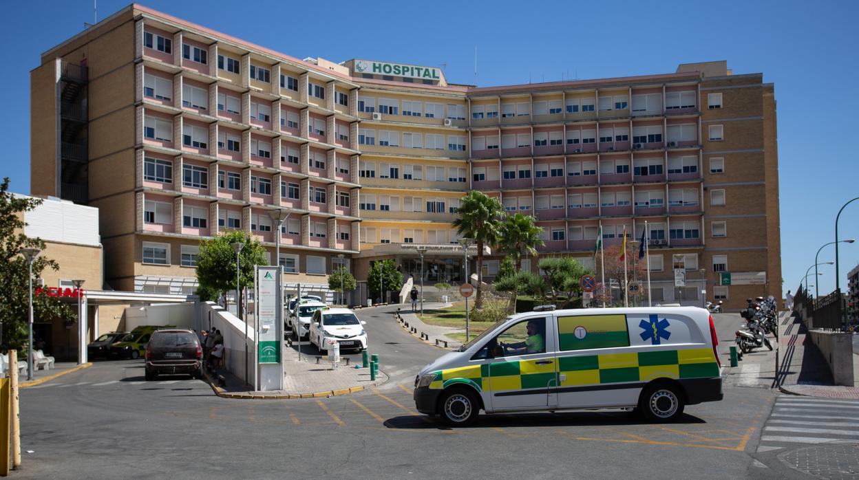 Una ambulancia en el interior del centro hospitalario del Virgen del Rocío
