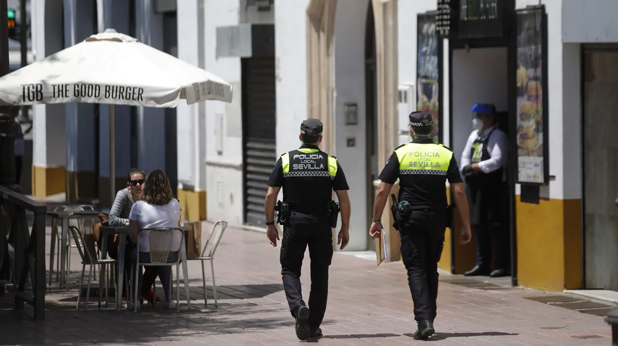 Una patrulla de la Policía Local trabaja en una céntrica calle de Sevilla