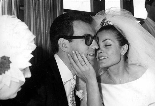 Carmen Sevilla muestra su cariño al compositor durante el enlace