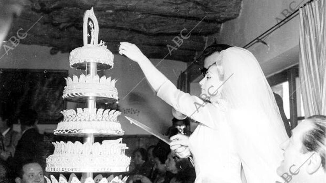 Carmen Sevilla ante la tarta nupcial de su primera boda