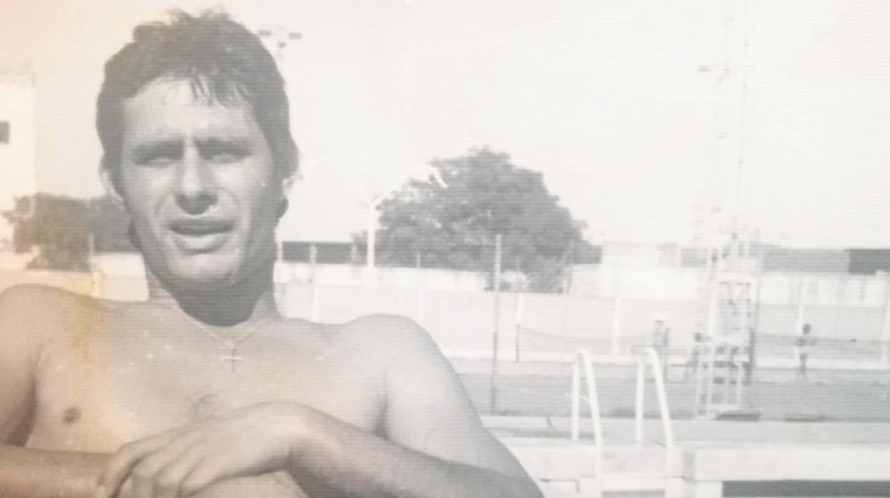 Eusebio Povea, en plena juventud, en la escuela de calor de la piscina del Aero Club de Tablada