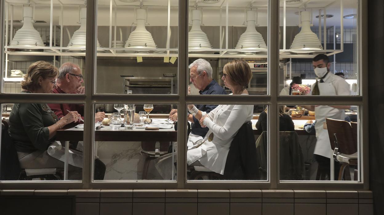 Los bares en la capital y las reuniones familiares se limitan a grupos de seis personas