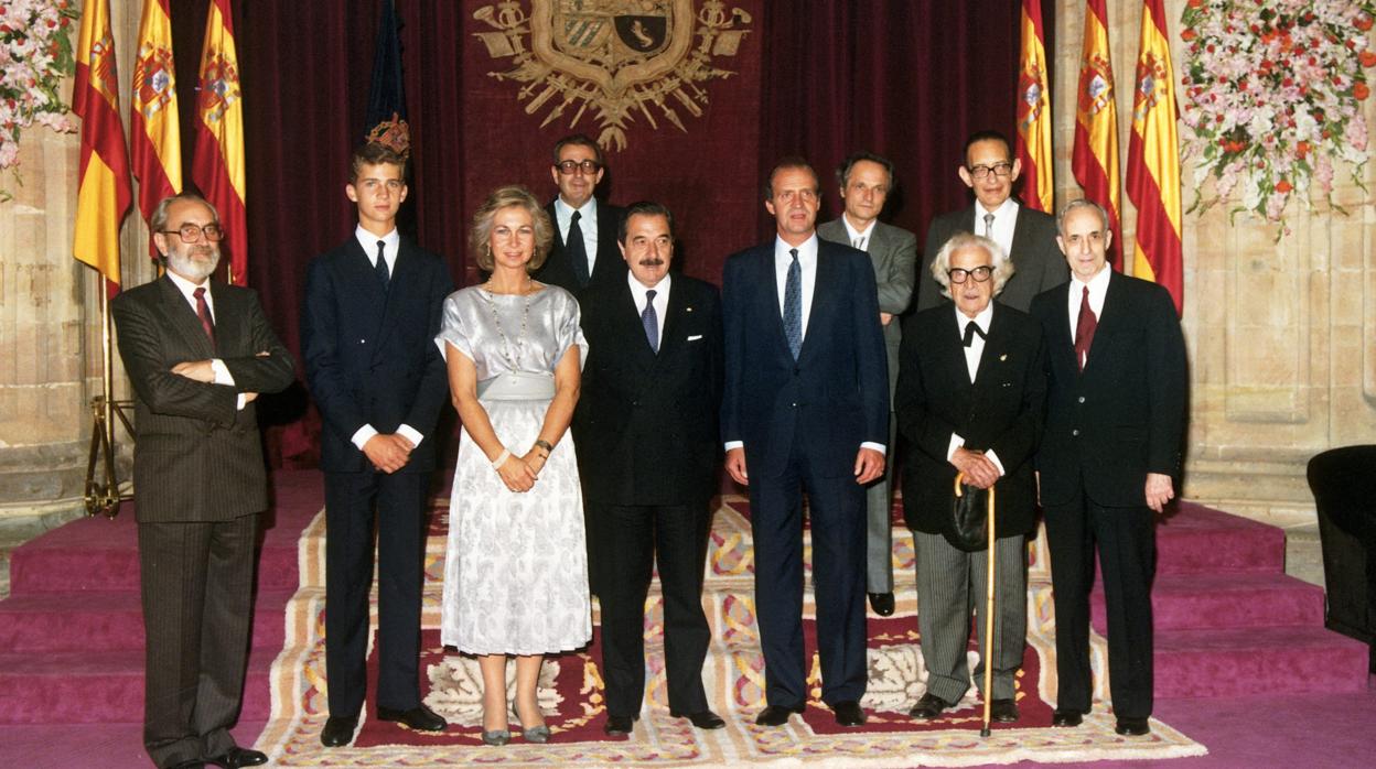 Carande, con bastón, cuando recibió el premio Príncipe de Asturias en 1985