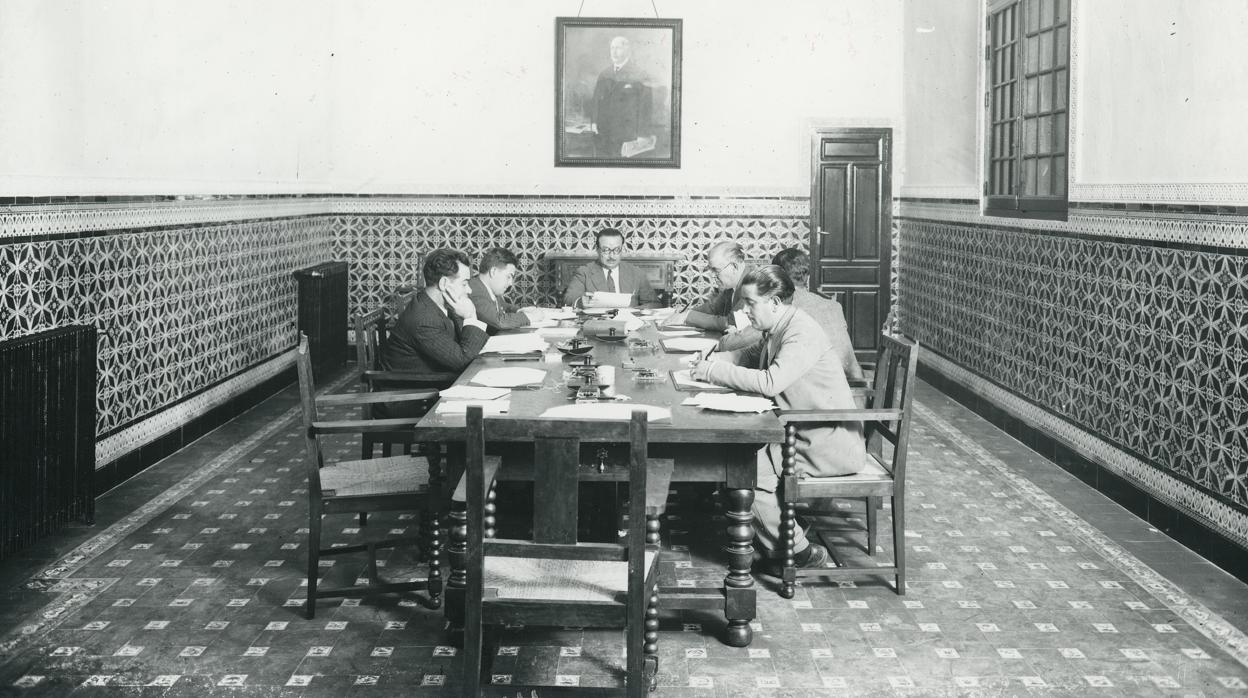 Reunión de redactores de ABC de Sevilla trabajando en el periódico del día siguiente