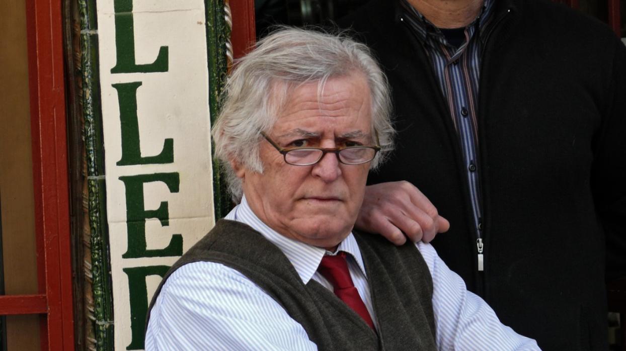 Don Curro en la puerta de su local