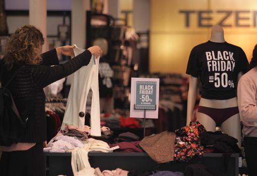 Una mujer analiza una prenda