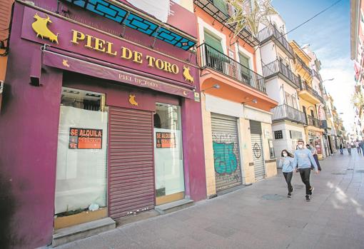 La calle Sierpes presenta 20 locales cerrados