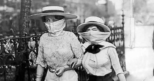 Dos mujeres pasean por Sevilla durante la epidemia de gripe de 1918