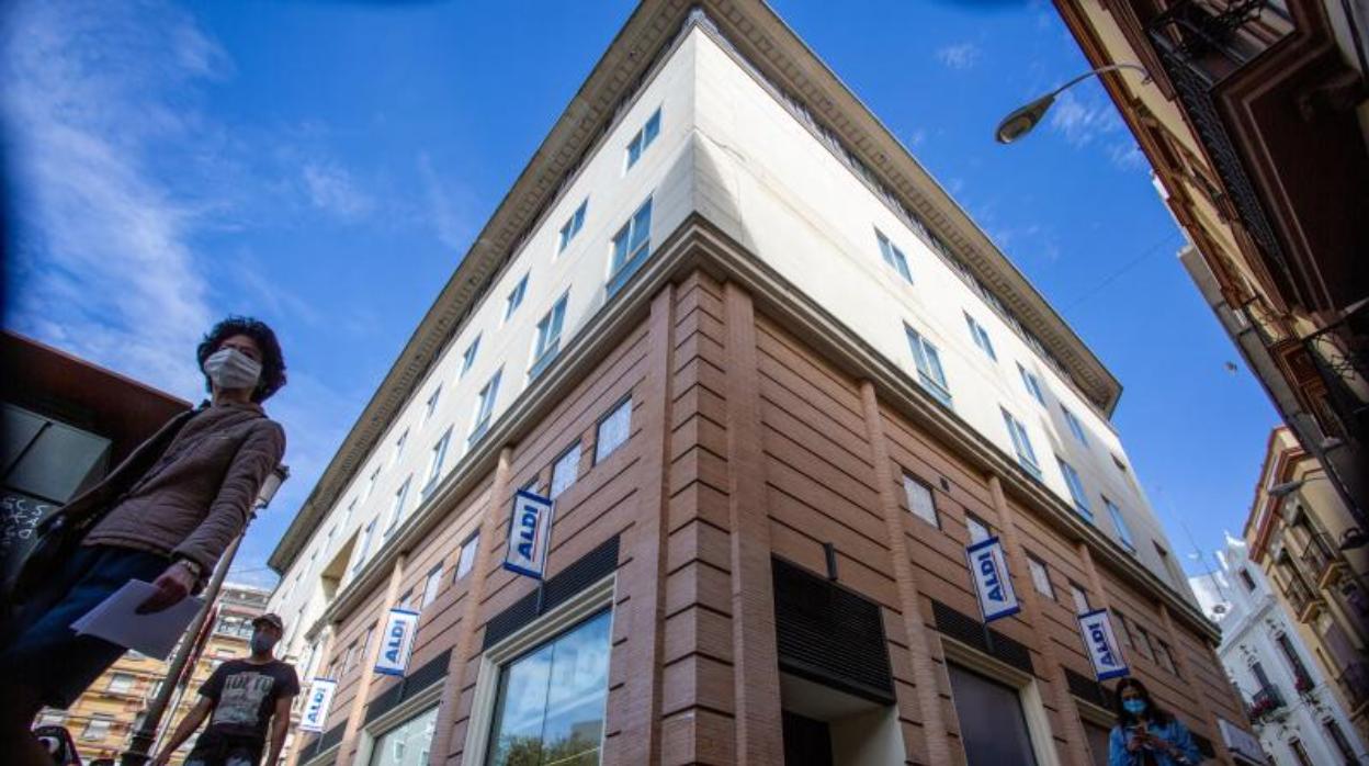 Fachada del nuevo supermercado de la Plaza del Duque
