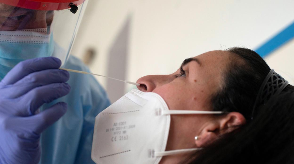 Una mujer se somete a un test de antígenos