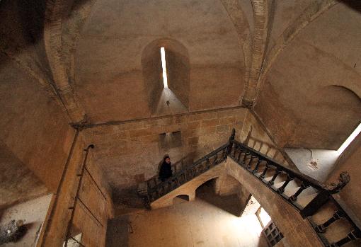 Interior de la torre de Don Fadrique donde se aprecia la escalera añadida en los años veinte
