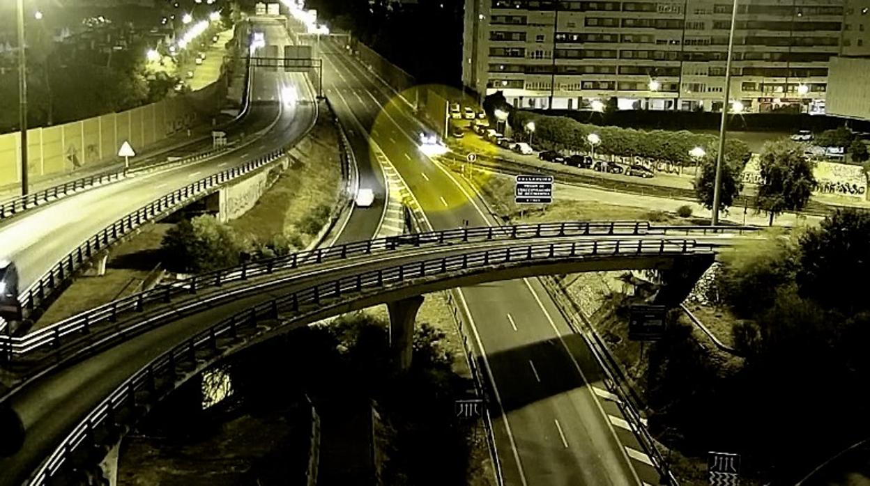 Captura del vídeo en el que el vehículo sale de la autovía en sentido contrario.