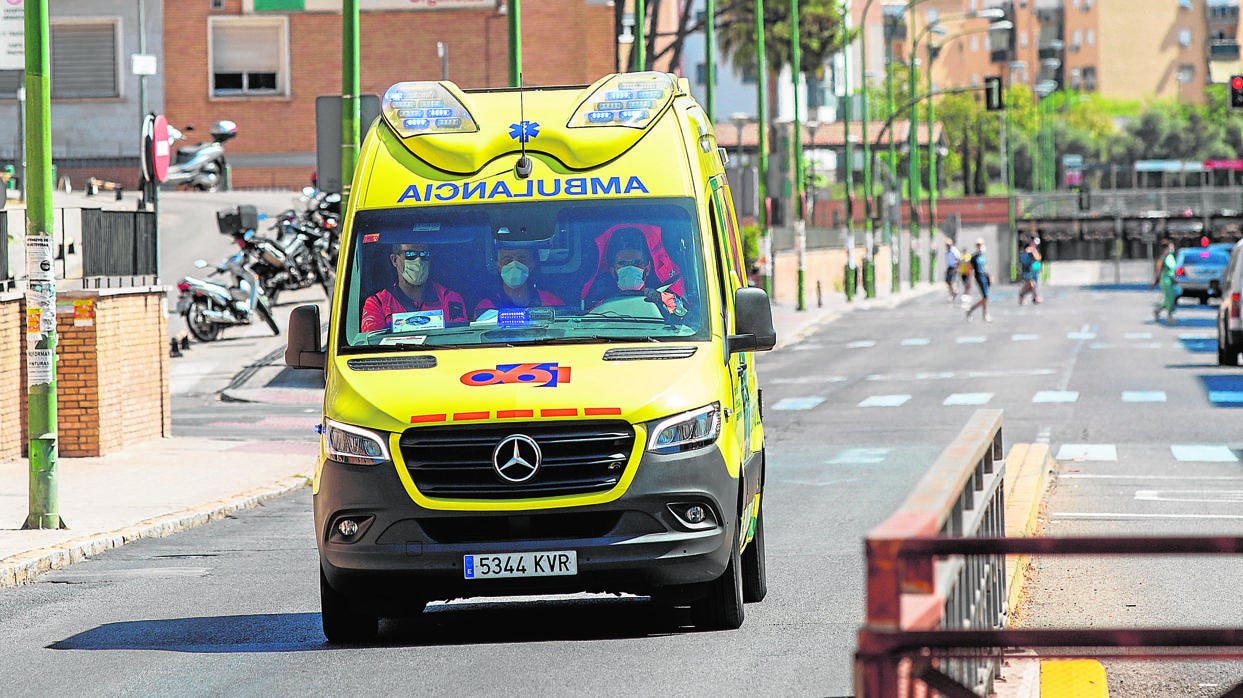 Una ambulancia en el Hospital Virgen del Rocío