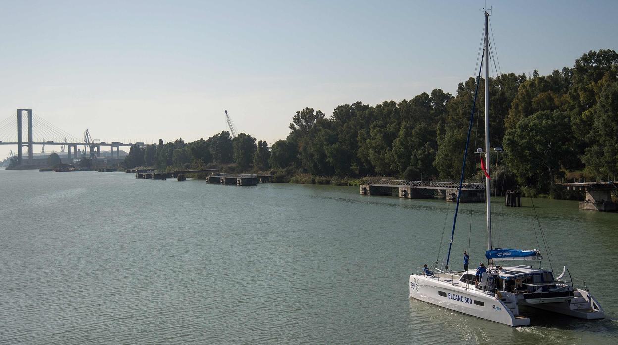 La tripulación del «Desafío Elcano 500» partió este jueves del muelle de las Delicias de Sevilla