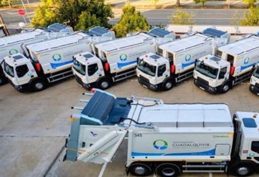 Los camiones de la central de residuos del Aljarafe