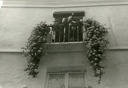 Balcón atesado de flores en la calle Caballerizas, año1984