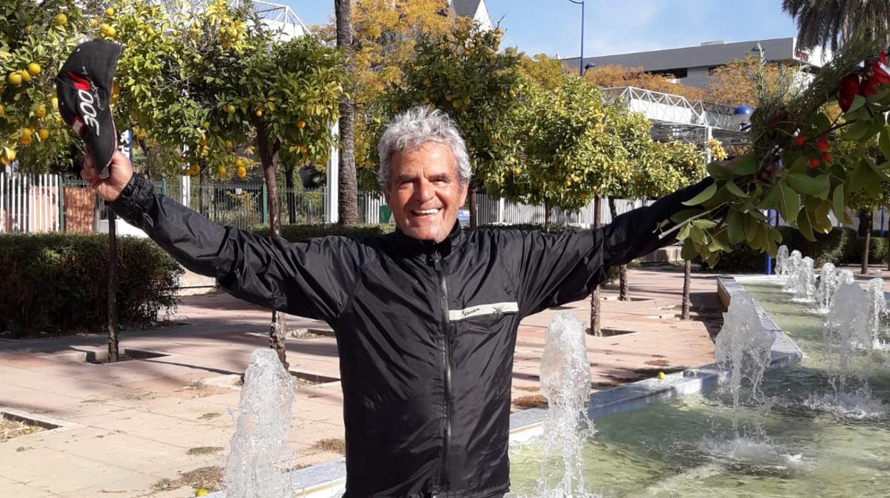 Berral, saludando radiante en la isla de la Cartuja