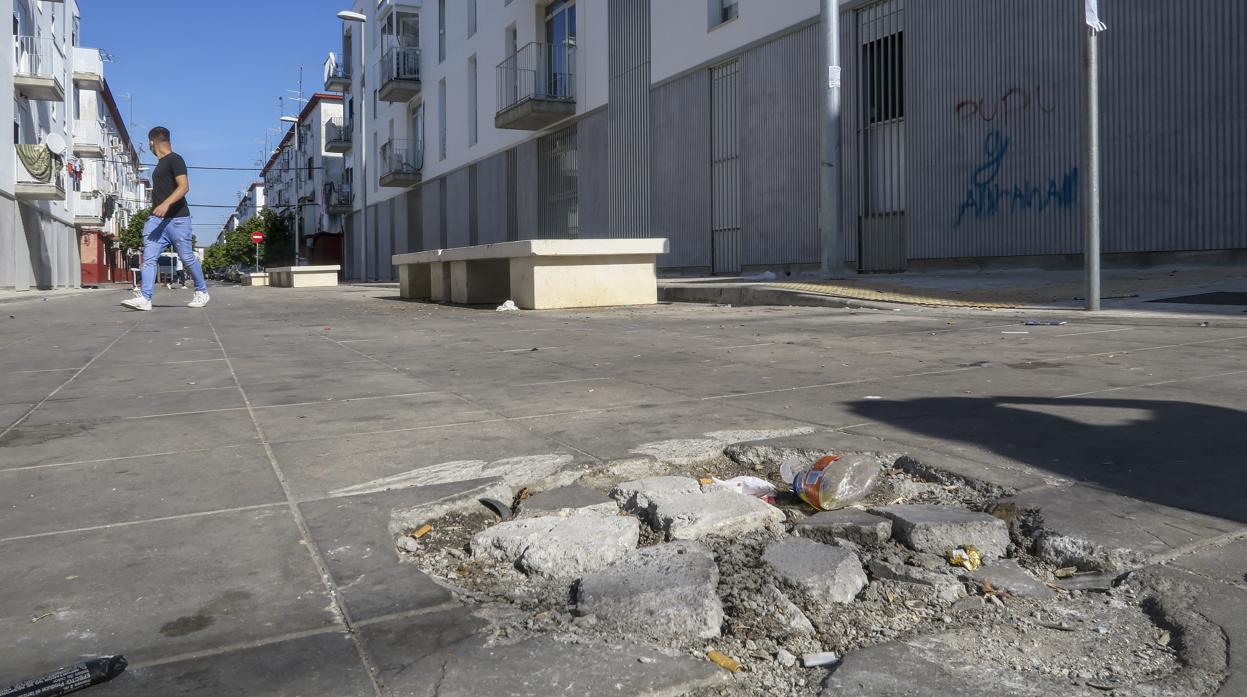 Uno de los pivotes que cierra la calle al tráfico ha sido arrancado y el pavimento destrozado