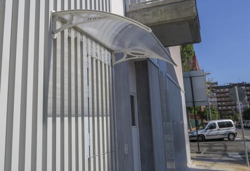 Una de las ventanitas que se abrieron sin autorización en uno de los bloques