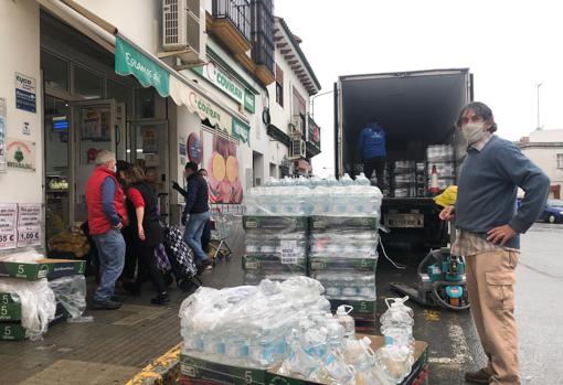 Palets de agua embotellada para un supermercado en Arahal