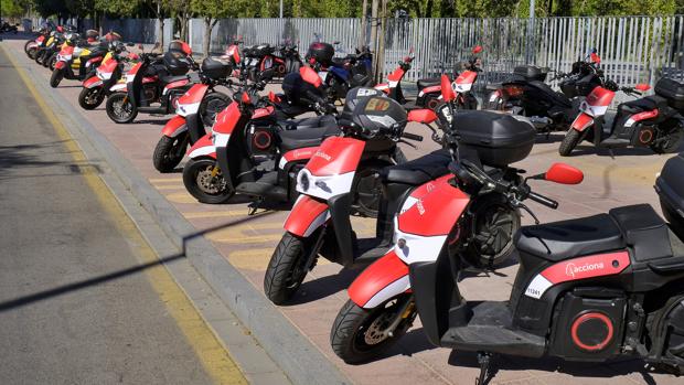Acciona premiará a quienes aparquen bien las motos ante el auge de las multas en Sevilla
