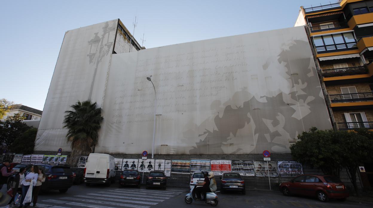 Antigua jefatura policial de la Gavidia, cerrada y tapada con lonas