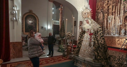 La Esperanza de Triana a ras de suelo en su capilla