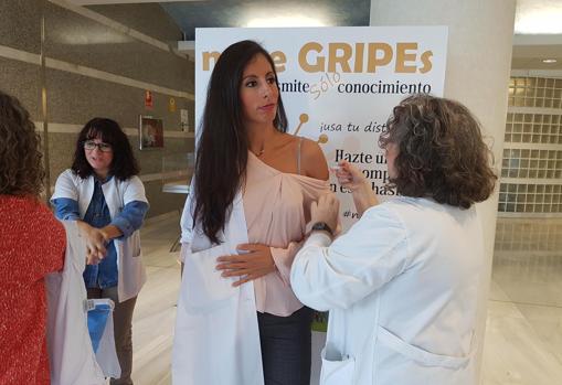 Celia Salamanca vacunándose e la gripe en el Hospital Virgen del Rocío de Sevilla