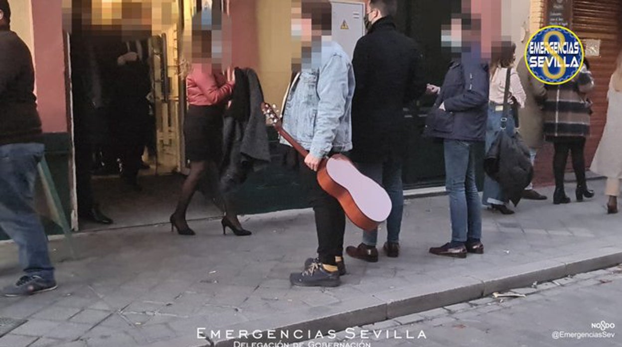 El bar, ubicado en la calle Santander, fue desalojado por los agentes municipales