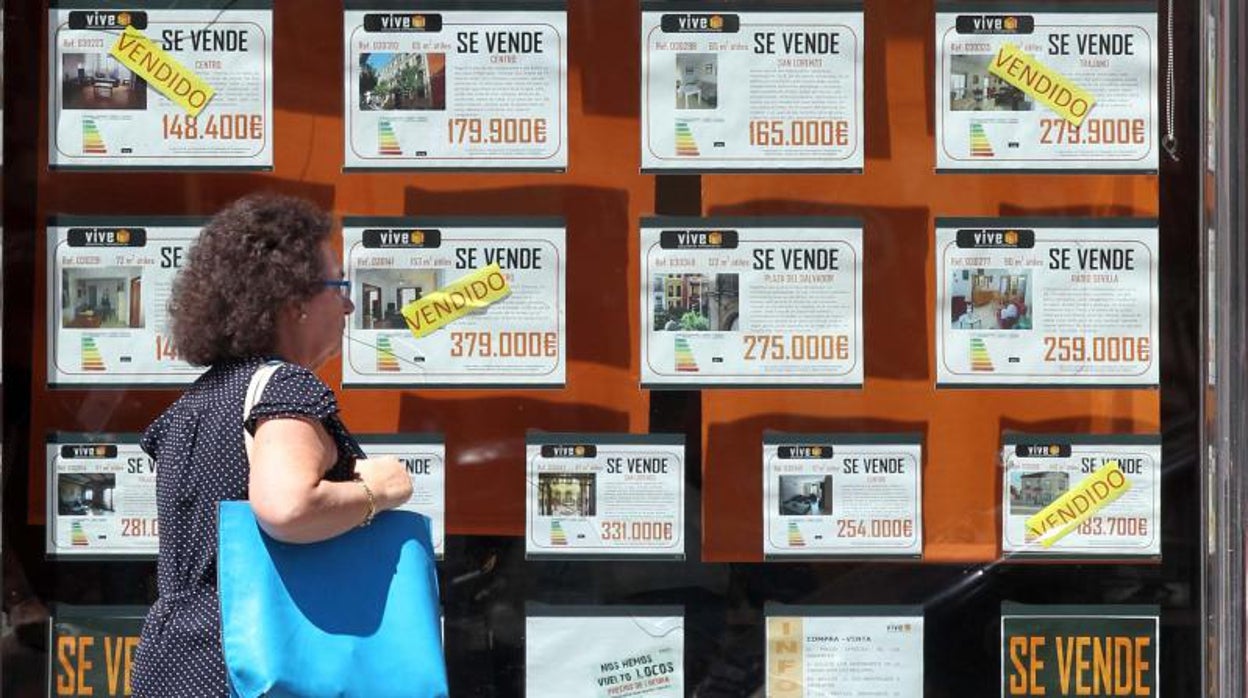 Una agencia inmobiliaria exhibe los anuncios de las viviendas que tiene a la venta