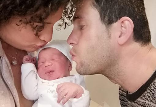 Pablo recibe el beso de sus padres