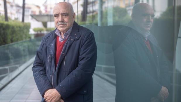 «Hay muchos hermanos ilustres en Sevilla y sagas familiares que pude reseñar en Wikipedia»