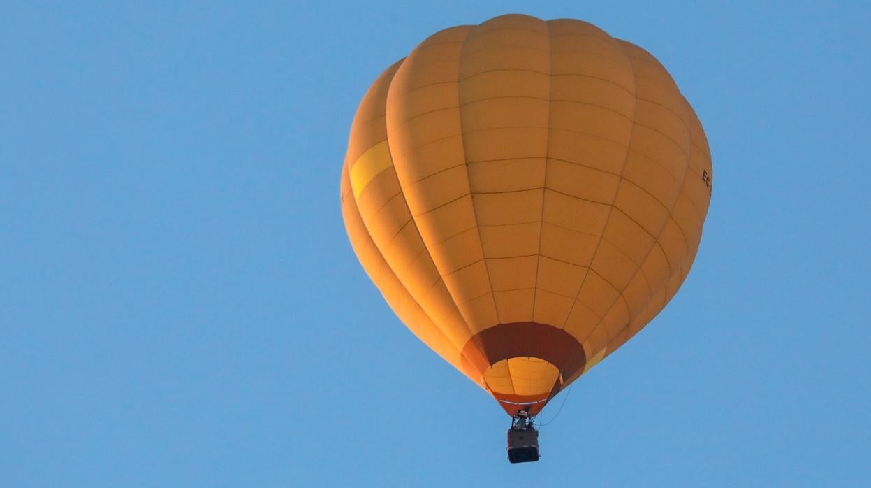 Imagen del globo aerostático donde viajaba el Heraldo Real junto a sus beduinos