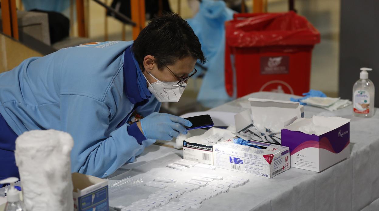 Un sanitario antes de la realización de un cribado poblacional