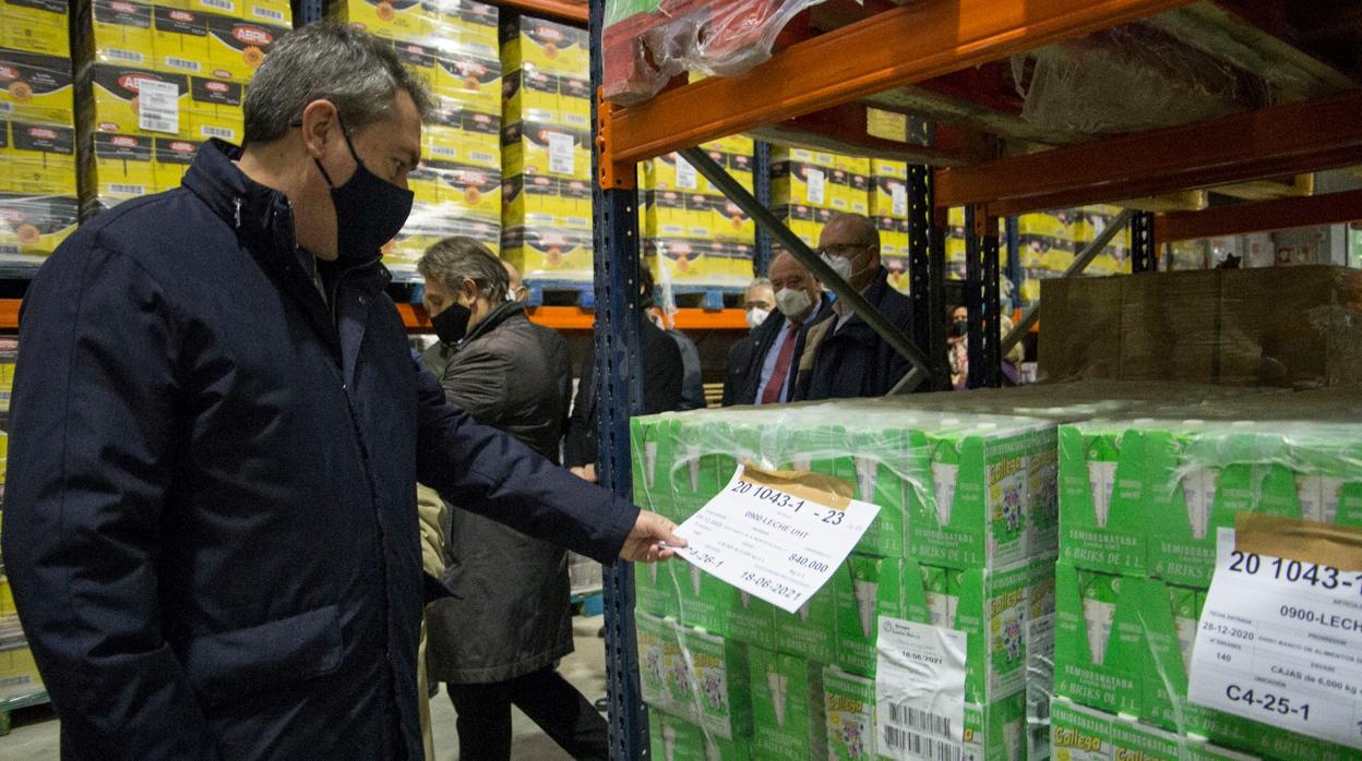 El alcalde, Espadas, este viernes en su visita a la nave del Banco de Alimentos