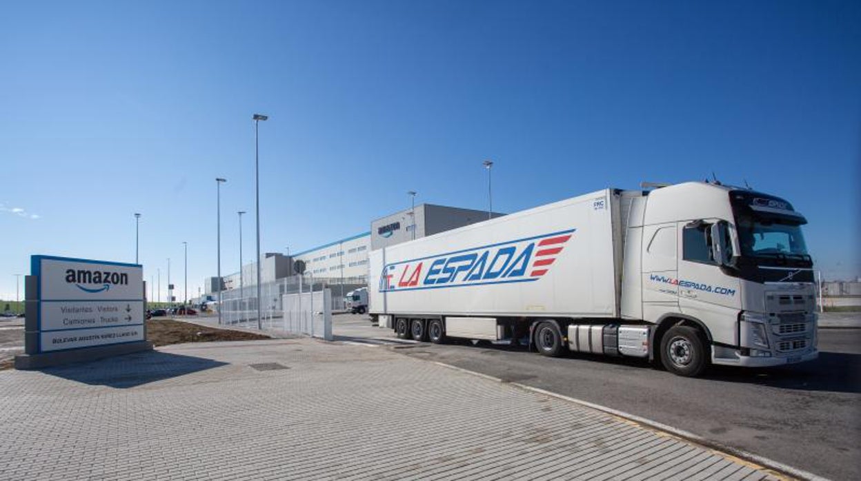 Salida de camiones en el centro logístico de Amazon en Dos Hermanas