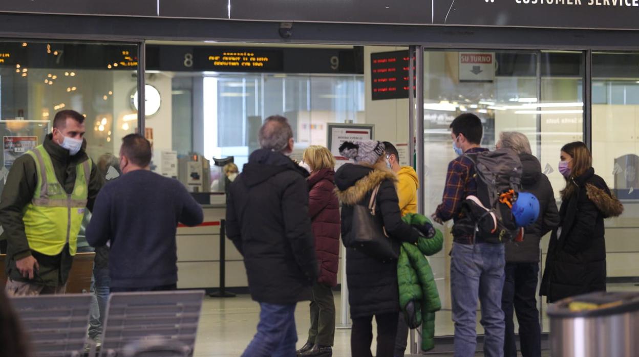 Colas en la estación de Santa Justa esta mañana