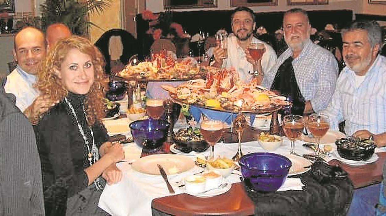 Juan Carlos Recio, posando a la izquierda en la famosa mariscada de Bruselas